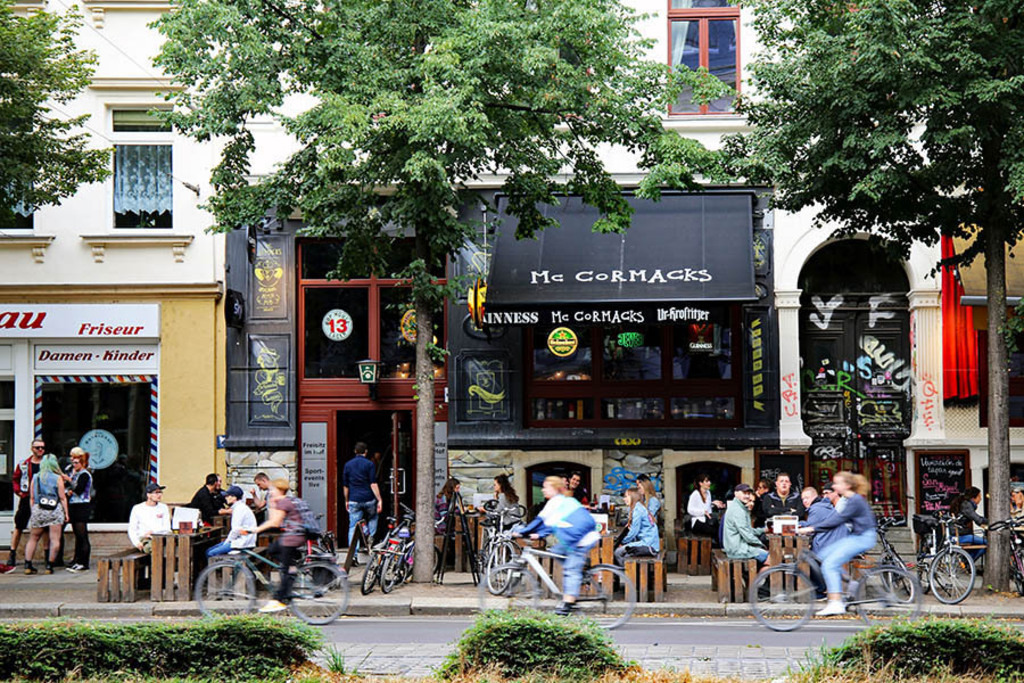 Karl-Liebknecht-Straße - Mc Cormacks Irish Pub & Lounge | Entdecke über 20 Kategorien Leipzig-Motive: Foto-Downloads, hochwertige Poster, Leinwand- & Fine-Art-Prints. Jetzt Lieblingsfoto im Bildlexikon Leipzig Shop bestellen!