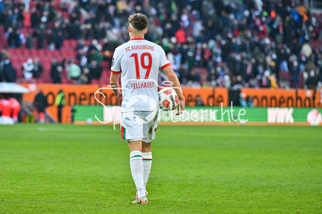 FC Augsburg - 1. FC Heidenheim | AUGSBURG, GERMANY - 15. FEBRUARY: im Bild Robin FELLHAUER (FC Augsburg 19) mit Ball in der Hand / Einzelfoto / Freisteller während dem Bundesligamatch zwischen dem FC Augsburg und dem 1. FC Heidenheim am 22. Spieltag in der WWK-Arena / DFL REGULATIONS PROHIBIT ANY USE OF PHOTOGRAPHS AS IMAGE SEQUENCES AND/OR QUASI-VIDEO