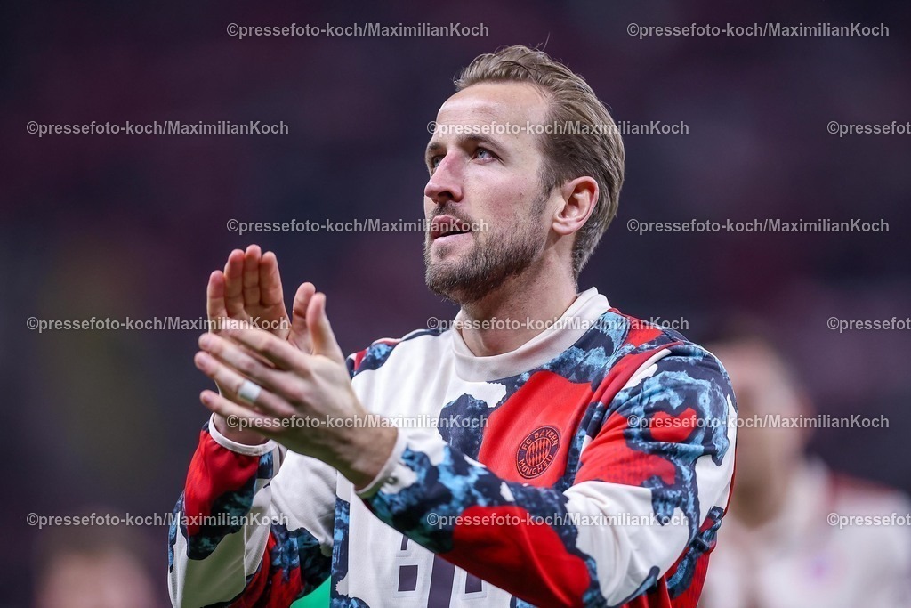 UCL11032502275 | 11.03.2025, Fußball, UEFA Champions League, Bayer 04 Leverkusen - FC Bayern München, Achtelfinale Rückspiel, BayArena, Saison 2024 2025: Abschlussjubel nach dem 2:0 Sieg für Bayern München - Harry Kane (FC Bayern #9)DFB regulations prohibit any use of photographs as image sequences and or quasi-video.