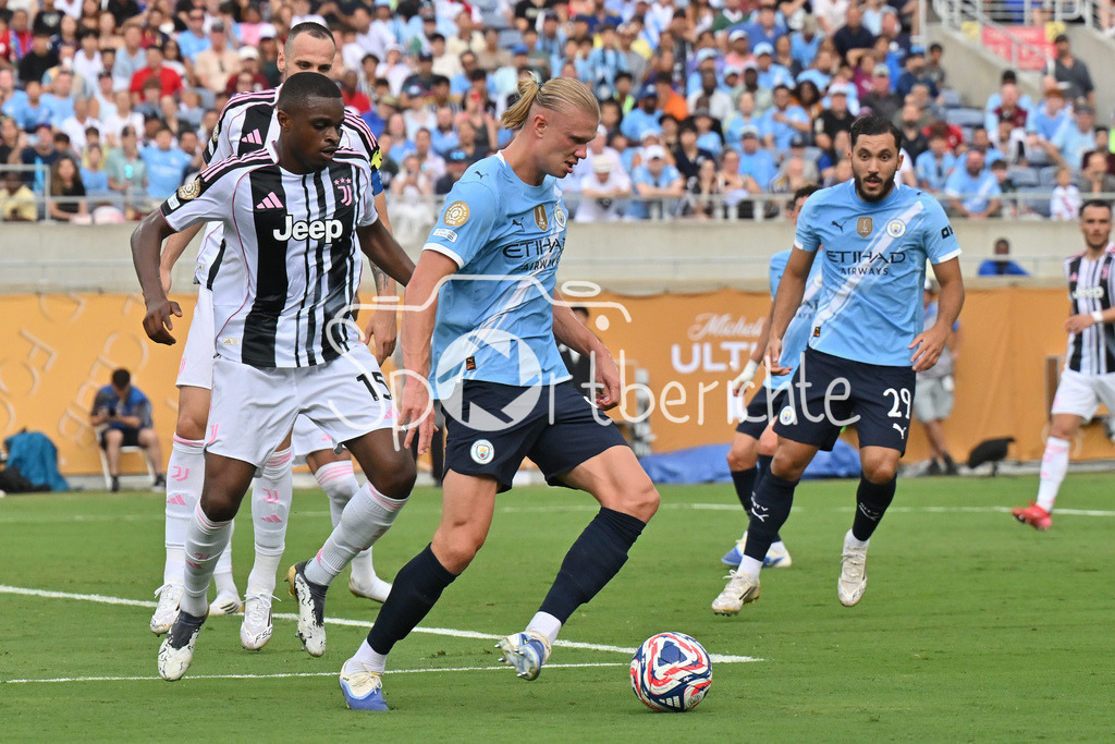 Juventus Turin - Manchester City | im Duell Pierre KALULU (Juvuentus Turin 15) und Erling HAALAND (Manchester City 9) / Zweikampf / FIFA Club World Cup: Juventus Turin - Manchester City, Camping World Stadium am 26.06.2025 / NOT FOR SALE IN USA