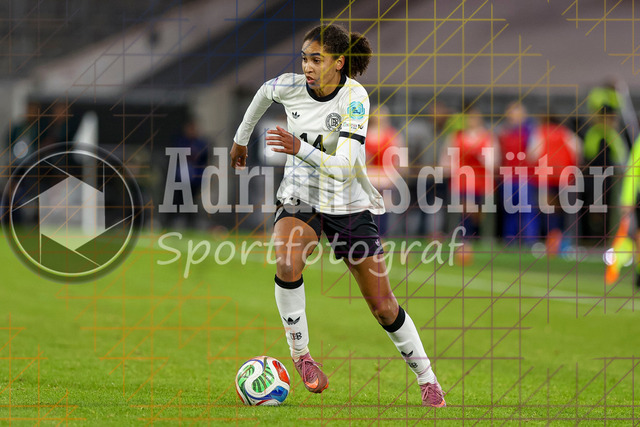 Deutschland vs Frankreich - Halbfinale - UEFA Women's Nations League | Düsseldorf, Deutschland, 24.10.25:   Cora Zicai ( Deutschland ) in Aktion am Ball, Einzelaktion waehrend des Halbfinals der UEFA Women's Nations League zwischen Deutschland vs Frankreich in der Merkur-Spiel-Arena(Foto von Brauer-Fotoagentur / Adrian Schlueter)