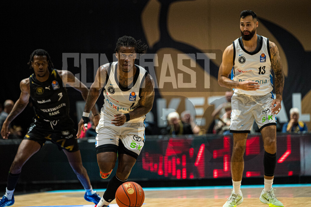 Basketball I Herren I Bundesliga I Saison 2025/2026 I 7. Spieltag I Basketball Löwen Braunschweig - Veolia Towers Hamburg | Leonard Thorpe Jr. (2, Veolia Towers Hamburg) vor Martin Breunig (13, Veolia Towers Hamburg) und Joshua Hawley (3, Basketball Löwen Braunschweig) - Realisiert mit Pictrs.com