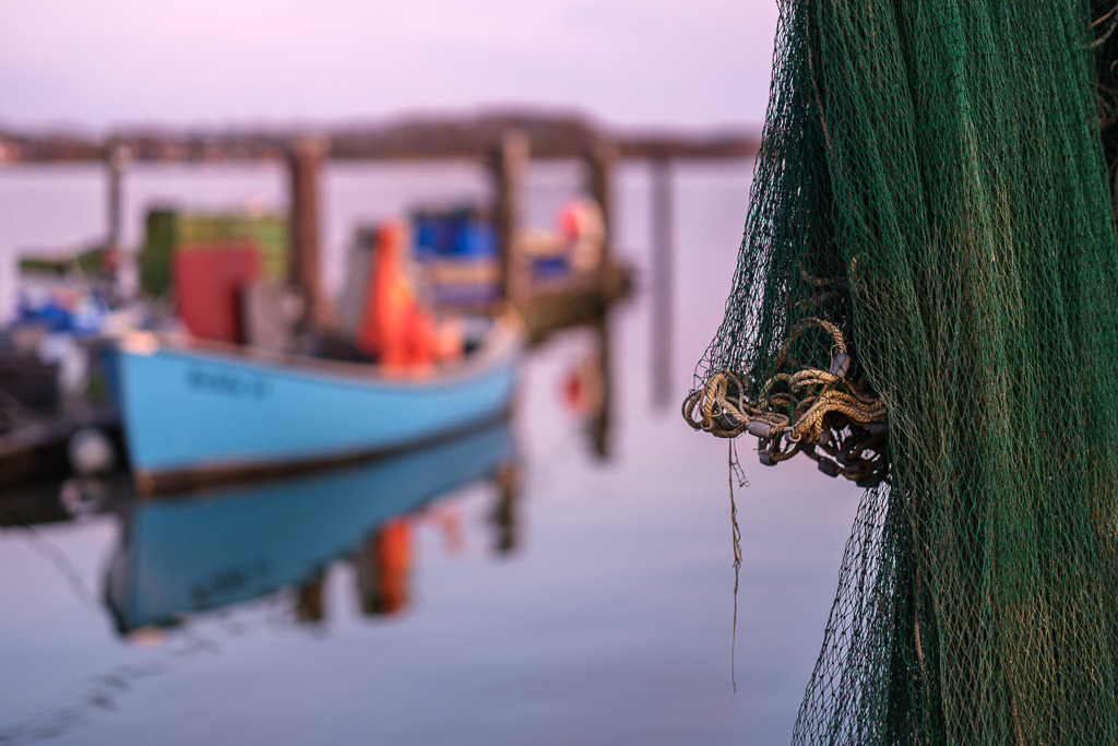 zeitenwende-farbe-01-11 | Spätes Abendlicht setzt Boote, Brücken und die Netze der Fischer auf dem Holm in Schleswig an der Schlei in Szene. - Realisiert mit Pictrs.com