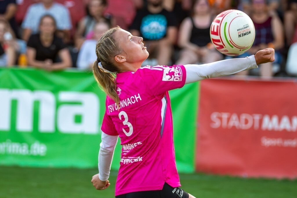 Faustball (Frauen): TSV Dennach gegen TV Jahn Schneverdingen (IFA 2024 Fistball World Tour Finals Mannheim, Finale). Bild: Ann-Kathrin Motteler (3, Dennach) | Faustball (Frauen): TSV Dennach gegen TV Jahn Schneverdingen (IFA 2024 Fistball World Tour Finals Mannheim, Finale). Bild: Ann-Kathrin Motteler (3, Dennach) - Realisiert mit Pictrs.com