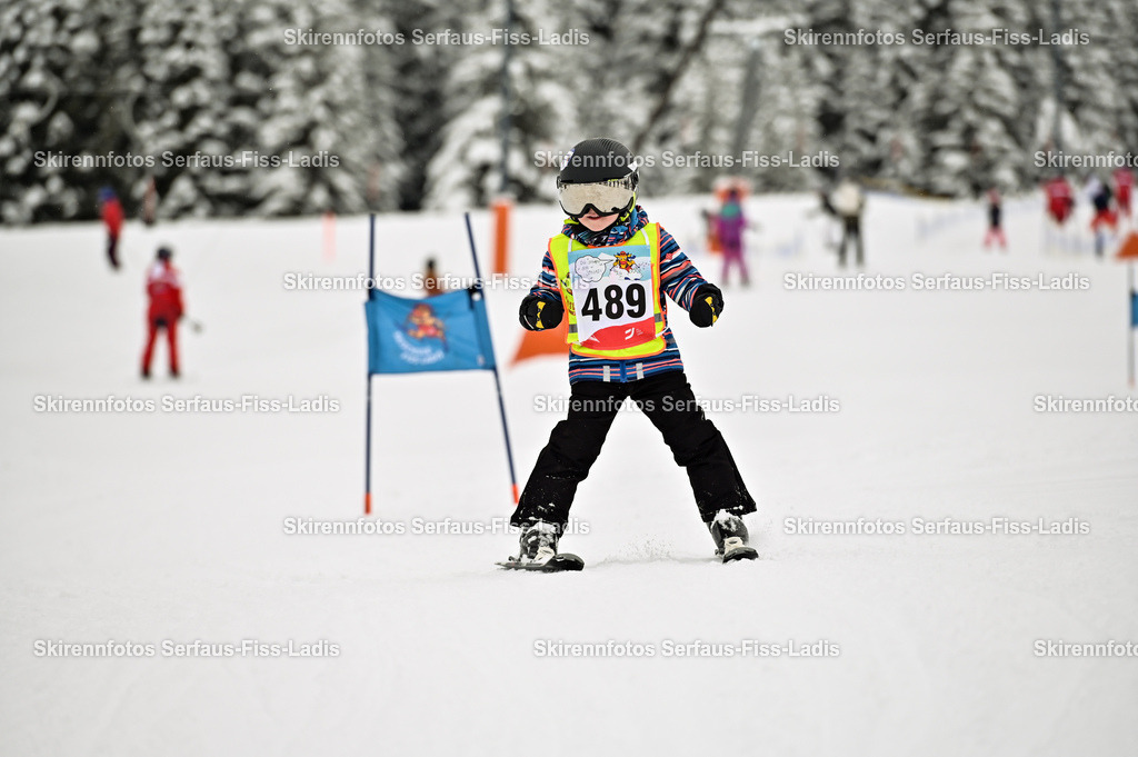 SRF_20.02.2026_0360 | Skirennfotos,Serfaus,Fiss,Ladis,Kinderskirennen,Winter,Tirol,Oberland,skirace,SFL,feelfree,weil wir's genießen,ski,Ski,skifahren,Sonnenplateau, - Realisiert mit Pictrs.com