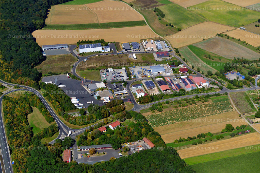 3650252 | ERBSHAUSEN-SULZWIESEN 31.08.2016 Industrie- und Gewerbegebiet am Rande von landwirtschaftlich genutzen Feldern und Äckern  in Erbshausen-Sulzwiesen im Bundesland Bayern, Deutschland // Industrial and commercial area on the edge of agricultural fields and fields  in Erbshausen-Sulzwiesen in the state Bavaria, Germany Foto: Gerhard Launer