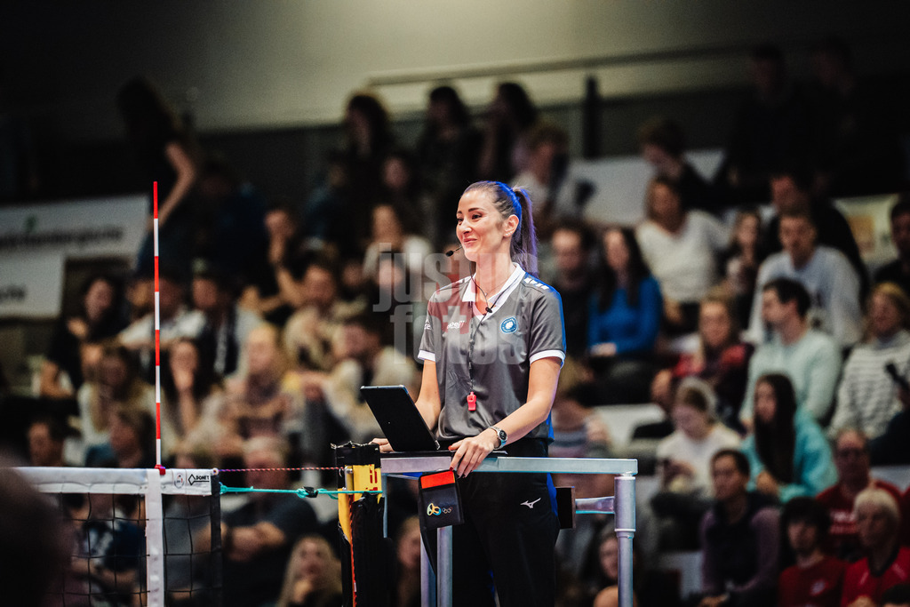 Volleyball | Herren | Saison 2025/2026 | Volleyball Ligacup | SWD powervolleys Düren vs. Energiequelle Netzhoppers KW | 12.10.2024 | Schiedsrichterin Emilija Ivic
