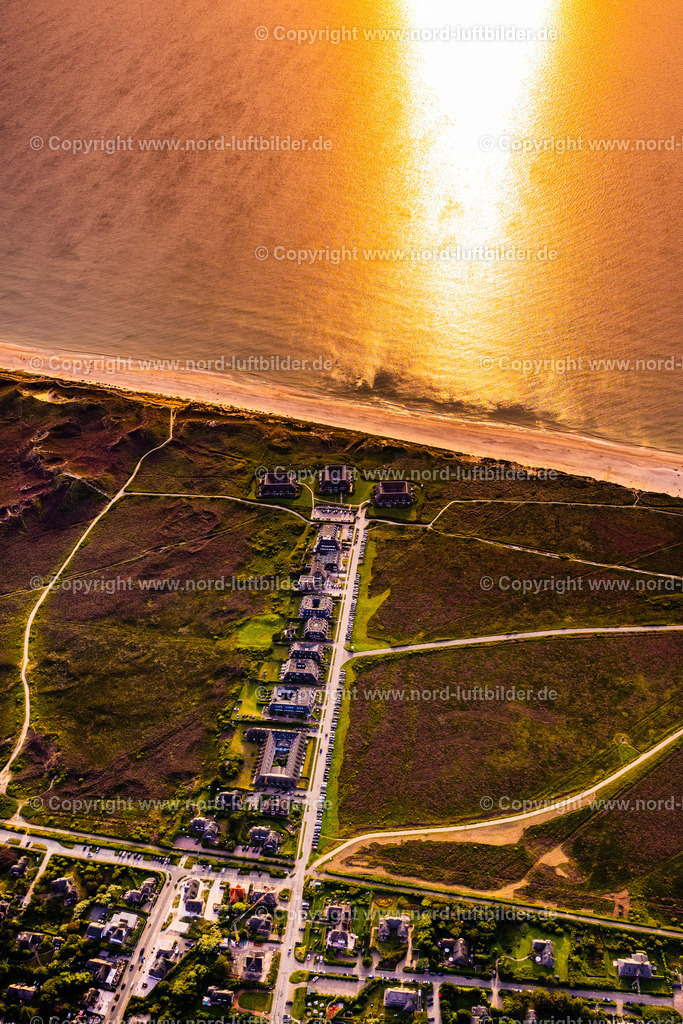 Sylt_Kampen_Kurhausstrasse_Sonnenuntergang_ELS_1219130825 | KAMPEN (SYLT) 13.08.2025 Ferienhaus Anlage Kurhausstraße in Kampen (Sylt) auf der Insel Sylt im Bundesland Schleswig-Holstein, Deutschland. Weiterführende Informationen bei: Hotel Rungholt. // Holiday house plant of the park Kurhausstrasse in Kampen (Sylt) at the island Sylt in the state Schleswig-Holstein, Germany. Further information at: Hotel Rungholt. Foto: Martin Elsen