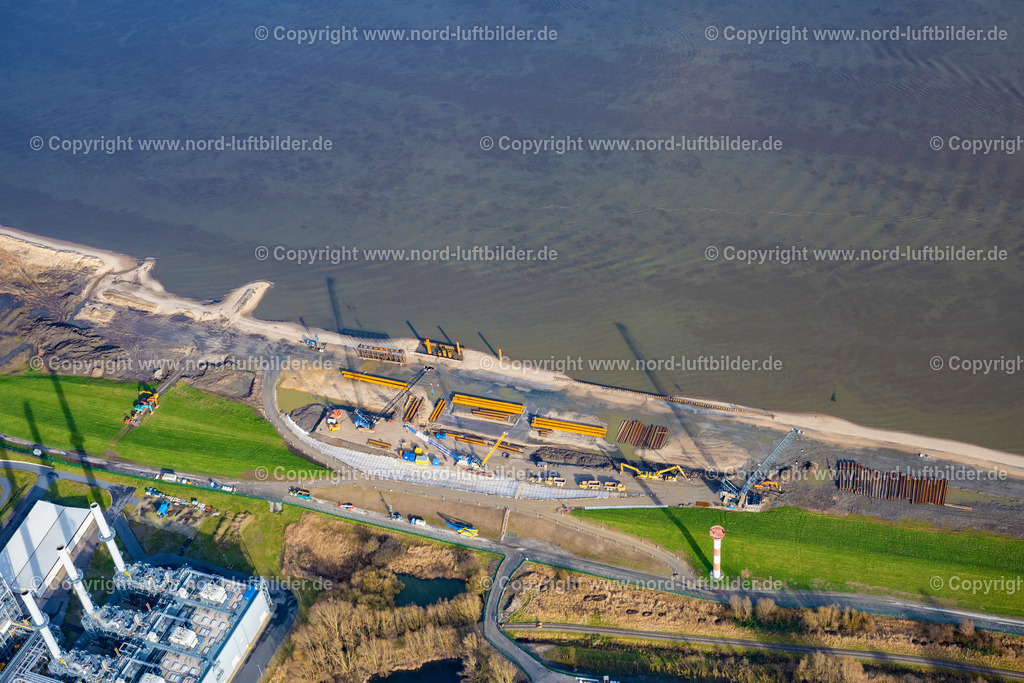 Stade_Bützfleth_LNG_Terminal_Baustelle_ELS_3452040223 | STADE 04.02.2023 Baustellen zum Ausbau der Wasserbrücke mit Leitungssystemen des LNG Erdgas und Flüssiggas- Terminal und Entladekai und AOS Raffinerie- Werksgelände an der Straße Am Seehafen im Ortsteil Bützfleth in Stade im Bundesland Niedersachsen, Deutschland. Weiterführende Informationen bei: AOS Aluminium Oxid Stade GmbH,  Dow Deutschland Anlagengesellschaft mbH,  Hafenbetriebs GmbH & Co. KG,  Hanseatic Energy Hub GmbH. // Construction site of Water bridge with line systems of the LNG natural gas and liquid gas terminal and unloading quay and AOS Raffinerie- Werksgelaende on street Am Seehafen in the district Buetzfleth in Stade in the state Lower Saxony, Germany. Further information at: AOS Aluminium Oxid Stade GmbH,  Dow Deutschland Anlagengesellschaft mbH,  Hafenbetriebs GmbH & Co. KG,  Hanseatic Energy Hub GmbH. Foto: Martin Elsen