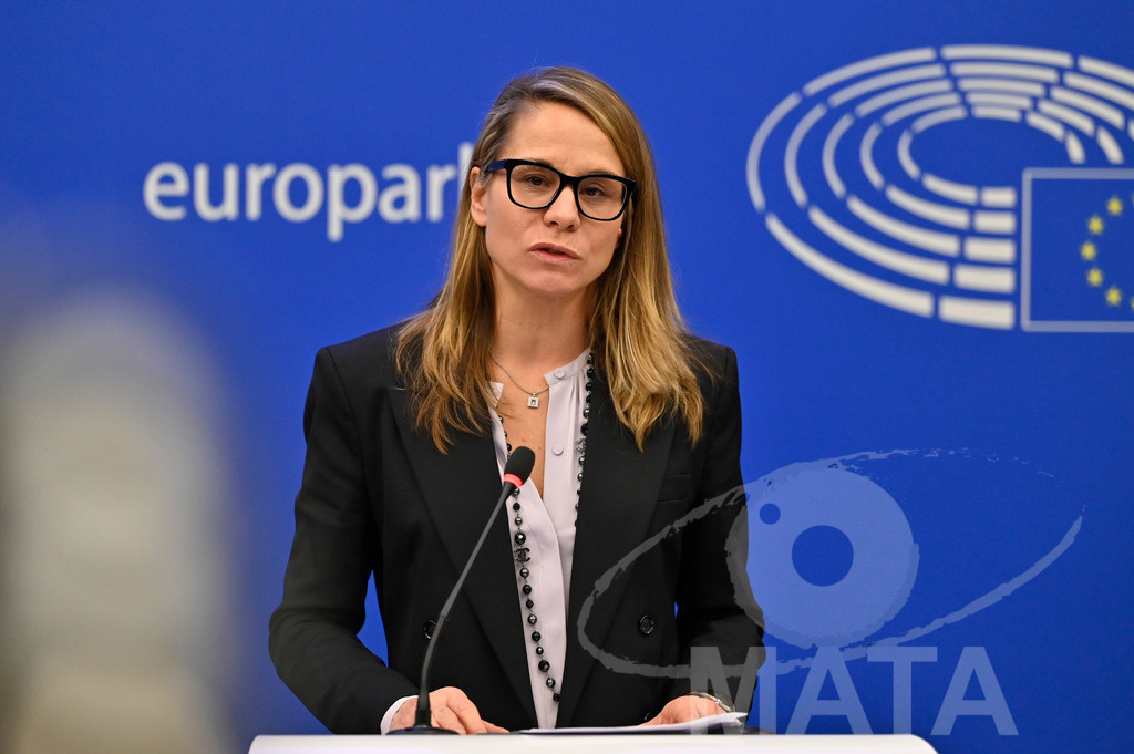 _DWI0115 | Politikerin Virginie Joron bei einer Pressekonferenz zum Thema 'Alarmierende Statistiken zu den Folgen des COVID-Lockdowns' im Europäischen Parlament. Straßburg, 18.01.2023 - Realisiert mit Pictrs.com