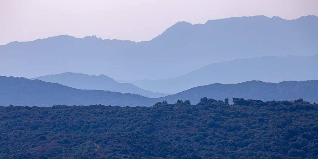 Korsika | Wunderschöne Mittelmeerinsel Korsika - Der Blick auf die Berge zur Blauen Stunde strahlt Ruhe aus und lädt zum Träumen ein. Unsere Empfehlung: Alu-Dibond - Realisiert mit Pictrs.com