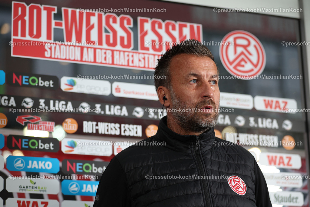 RWE3Liga25092402063 | 25.09.2024, Essen, Fußball,  Rot-Weiss Essen – Borussia Dortmund II (U23), bwin 3. Liga Herren, Stadion an der Hafenstraße, 7. Spieltag Saison 2024 2025: Trainer Christoph Dabrowski (Cheftrainer RWE) DFB regulations prohibit any use of photographs as image sequences and or quasi-video.