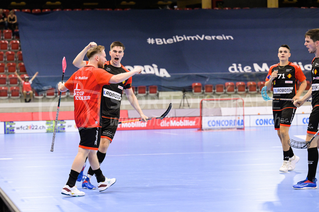 HC Rychenberg vs. Floorball Köniz - 28. August 2022 | HC Rychenberg vs. Floorball Köniz
AXA Arena, Winterthur
Noah Püntener (#19 HC Rychenberg) feiert das 3:2 mit Nils Conrad (#7 HC Rychenberg) und Marco Eyer (#71 HC Rychenberg).
Bild: Sportfotografie Markus Aeschimann | www.markus-aeschimann.ch - Realisiert mit Pictrs.com