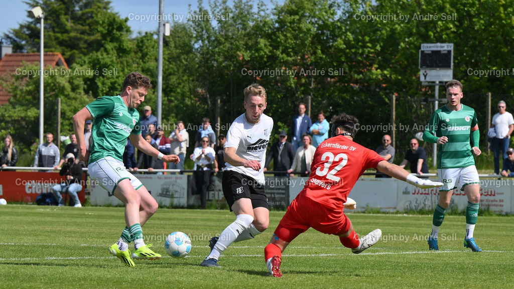 Eckernförder SV vs PSV Neumünster | Timo Bamler (ESV #16) &amp; Lauritz Sievers (ESV #32) / Marvin Ehlert (PSV #13) &amp; Timo Barendt (PSV #22) / Fußball-Oberliga Männer 2024/2025 / Eckernförder SV vs PSV Neumünster / Stadtwerke-Arena / Eckernförde / 17.05.25 - Realisiert mit Pictrs.com