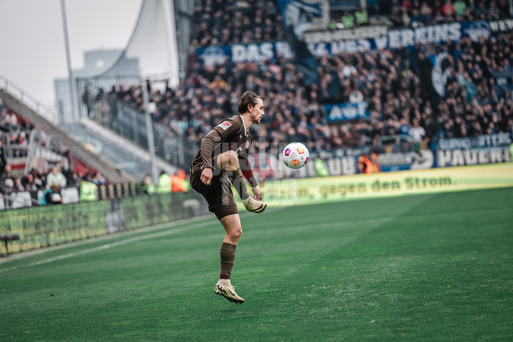 Fußball | Männer | Saison 2023/2024 | 2. Fußball-Bundesliga | 27. Spieltag | FC St. Pauli vs. SC Paderborn 07 | 31.03.2024 | Connor Metcalfe (#24, FC St. Pauli) bei der Ballannahme