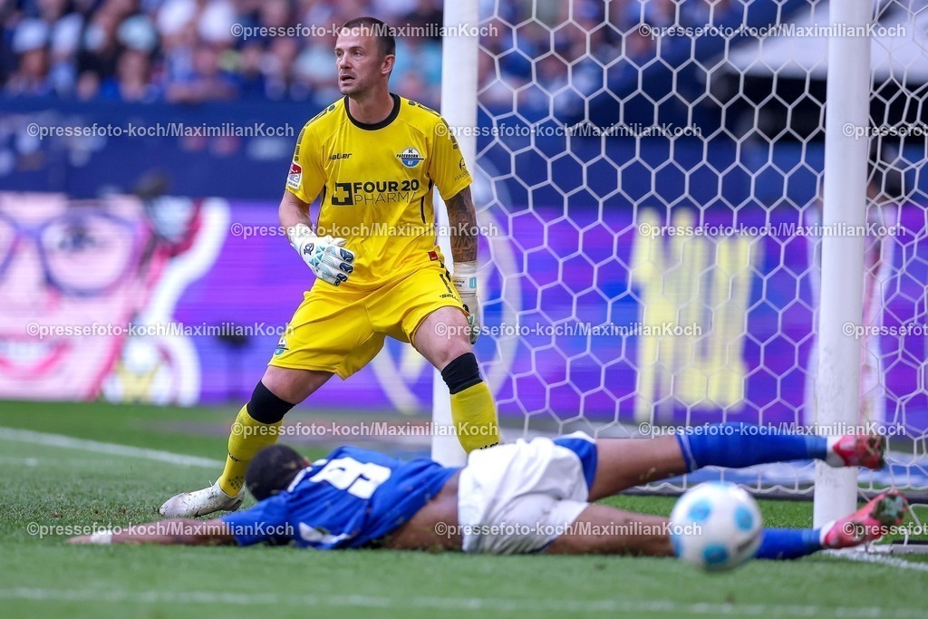 S0402052501014 | 02.05.2025, Fußball, FC Schalke 04 - SC Paderborn 07, 2.. Fußball Bundesliga, 32. Spieltag, Veltins-Arena Gelsenkirchen, Saison 2024 2025: Torwart Manuel Riemann (SC Paderborn #1) verteidigt gegen Moussa Sylla (Schalke04 #9) DFB regulations prohibit any use of photographs as image sequences and or quasi-video.