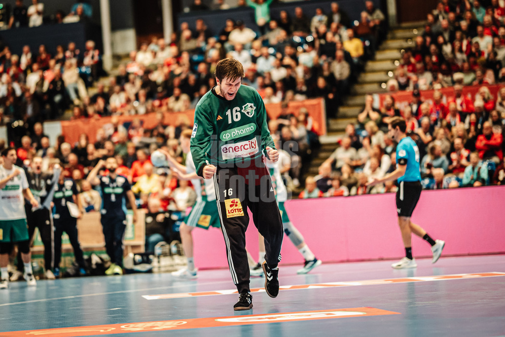 Handball | Männer | Saison 2024/2025 | DAIKIN Handball-Bundesliga | 8. Spieltag || Handball Sport Verein Hamburg vs. TSV Hannover-Burgdorf | 24.10.2024 | Simon Gade (#16, TSV Hannover-Burgdorf) jubelt nach gehaltenem Ball