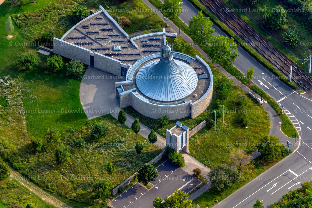 4047804 | WüRZBURG 21.08.2021 Kirchengebäude " Gethsemane-Kirche " im Ortsteil Heuchelhof in Würzburg im Bundesland Bayern, Deutschland. Weiterführende Informationen bei: Evangelisch-Lutherische Kirchengemeinde Gethsemane. // Church building " Gethsemane-Kirche " in the district Heuchelhof in Wuerzburg in the state Bavaria, Germany. Further information at: Evangelisch-Lutherische Kirchengemeinde Gethsemane. Foto: Gerhard Launer