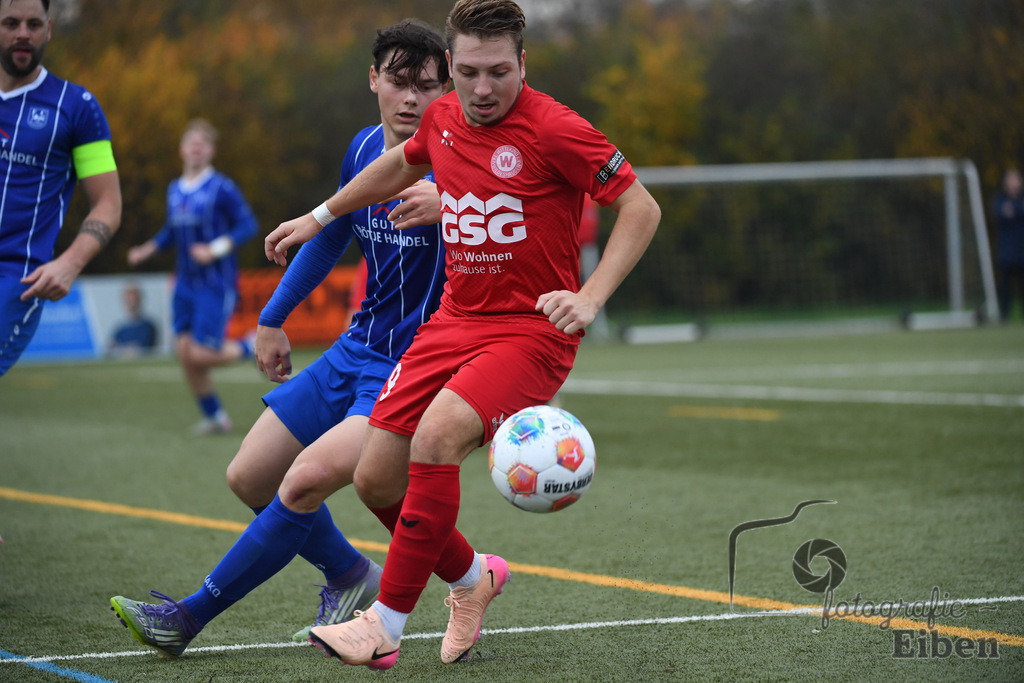 FC Rastede-VfL Wildeshausen | Herren Bezirksliga 2; FC Rastede (blau)-VfL Wildeshausen (rot) am 09.11.2025 in Rastede (Sportanlage Köttersweg), Photo: Philip Eiben 2025 - Realisiert mit Pictrs.com