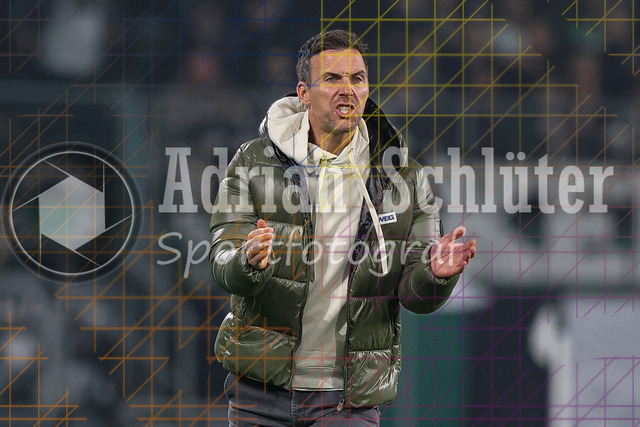 Borussia Mönchengladbach vs Karlsruher SC - DFB-Pokal 2. Runde | Mönchengladbach, Deutschland, 28.10.25:   Trainer Christian Eichner gestikuliert, Gestik waehrend des Spiels der DFB-Pokal 2. Runde zwischen Borussia Mönchengladbach vs Karlsruher SC im Stadion im Borussia Park(Foto von Brauer-Fotoagentur / Adrian Schlueter)