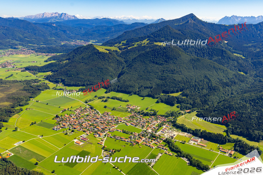 Aktuelles Luftbild von Rottau Grassau - Die Luftaufnahme wurde 2022 mittels UL-Flugzeug erstellt ( keine Drohne ) - hochauflösende Kamera-Systeme von  Canon -Beste Qualität - Für grossformatige Ausdrucke geeignet. Die Geschenkidee !