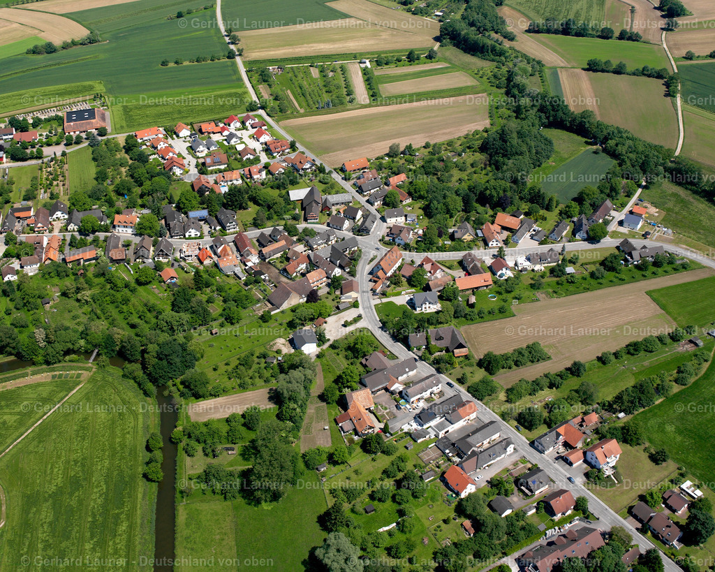2626118 | MEMPRECHTSHOFEN 09.06.2006 Ortsansicht am Rande von landwirtschaftlichen Feldern und Nutzflächen  in Memprechtshofen im Bundesland Baden-Württemberg, Deutschland // Village view on the edge of agricultural fields and land  in Memprechtshofen in the state Baden-Wuerttemberg, Germany Foto: Gerhard Launer