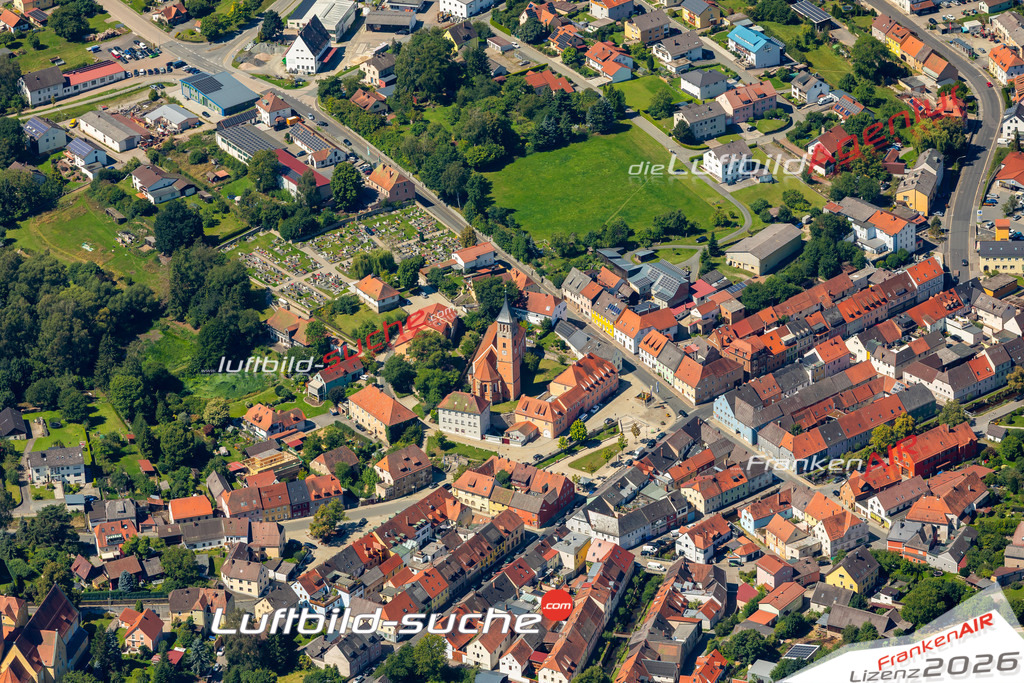 Das Luftbild zeigt : Marktplatz Oberndorf Floß - Die Luftaufnahme wurde 2023 vom UL-Flugzeug aus erstellt ( keine Drohne ) - Hochauflösende Luftaufnahme - Für grossformatige Ausdrucke geeignet. Die Geschenkidee !Mit Lizenz und Bildrechte bestellbar