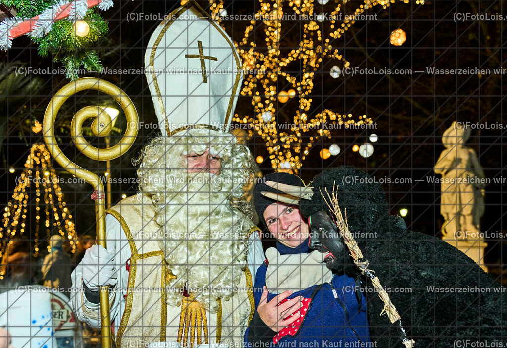 ALP7729_Wieselburger Advent_Nikolaus-Familie Grubmueller | (C)FotoLois.com, Alois Spandl, Wieselburger Advent im Schlosspark, Besuch durch den Hl. Nikolaus und seinen Krampussen, Sa 3. Dezember 2022.