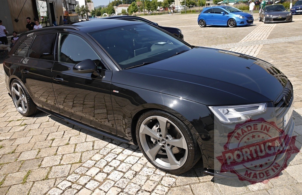 Black Audi station wagon parked on cobblestone | Black Audi A4 Avant parked on cobblestone pavement at an outdoor car show - Realisiert mit Pictrs.com
