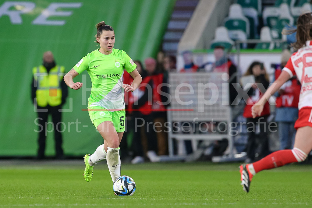 Fussball, Google Pixel Frauen-Bundesliga, VfL Wolfsburg - FC Bayern München | v.li.: Lena Oberdorf (VfL Wolfsburg, 5) am Ball, Einzelbild, Ganzkörper, Aktion, Action, Spielszene, DIE DFB-RICHTLINIEN UNTERSAGEN JEGLICHE NUTZUNG VON FOTOS ALS SEQUENZBILDER UND/ODER VIDEOÄHNLICHE FOTOSTRECKEN. DFB REGULATIONS PROHIBIT ANY USE OF PHOTOGRAPHS AS IMAGE SEQUENCES AND/OR QUASI-VIDEO.