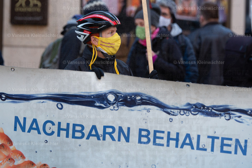 201120 StopHeimstaden MindSpace-17 | Mit Musik und einer "Wall of shame" aus Umzugskartons fordern Mieter*innen der von Heimstaden gekauften Häuser am 20.11.2020 vorm Büro des Schwedischen Immobilien-Investors die Ausübung des städtischen Vorkaufsrechts. - Realisiert mit Pictrs.com