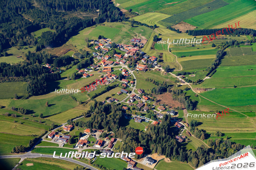 Die Luftaufnahme Ried - Rinchnach wurde 2021 mittels Flugzeug (keine Drohne) erstellt. Hohe Auflösung -für große Poster und Wandbilder geeignet!