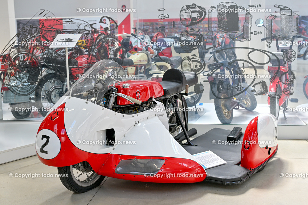 Italien_ Toskana_ Provinz Pisa_ Pontedera_ Vespa_ 29.05.2024-72 | 29.05.2024, Italien, ITA, Toskana, Pontedera im Bild Piaggio, Vespa, Museum

Piaggio ist ein italienischer Fahrzeughersteller mit Sitz in Pontedera. Das Unternehmen produziert verschiedene Mofas und Motorroller, unter anderem die Vespa, das Lastendreirad Ape sowie den Kleintransporter Porter. Zum Konzern gehören auch die Motorradmarken Aprilia, Derbi, Gilera, Laverda und Moto Guzzi. 
Quelle: Wikipedia