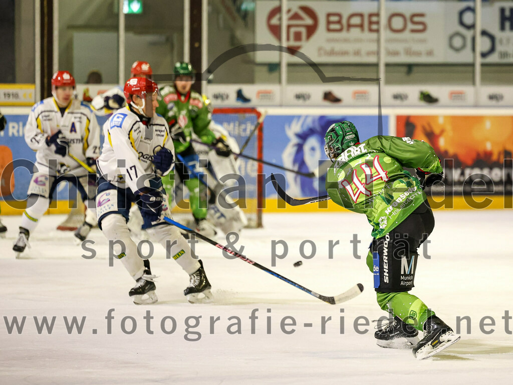 2023-12-26_054_TSV_Erding_gegen_ERV_Schweinfurt | Erding, Deutschland, 26.12.2023:
Eishockey, Bayernliga Vorrunde 2023 / 2024, 20. Spieltag, TSV Erding gegen ERV Schweinfurt, Endergebnis: 9:3

Sean-Alexander Fischer (ERV Schweinfurt, #17), Paul Wallek (Erding Gladiators, #44)

Foto: Christian Riedel / fotografie-riedel.net