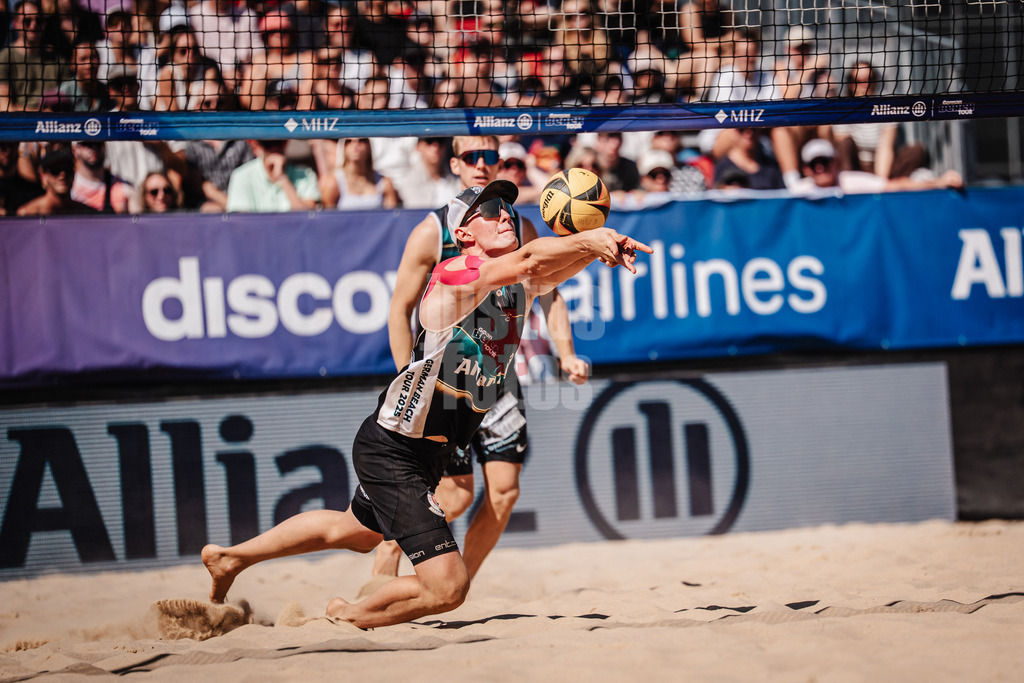 Beachvolleyball | Männer | Allianz German Beach Tour 2025 | Tourstop Berlin | 17.08.2025 | Robin Sowa springt zum Ball