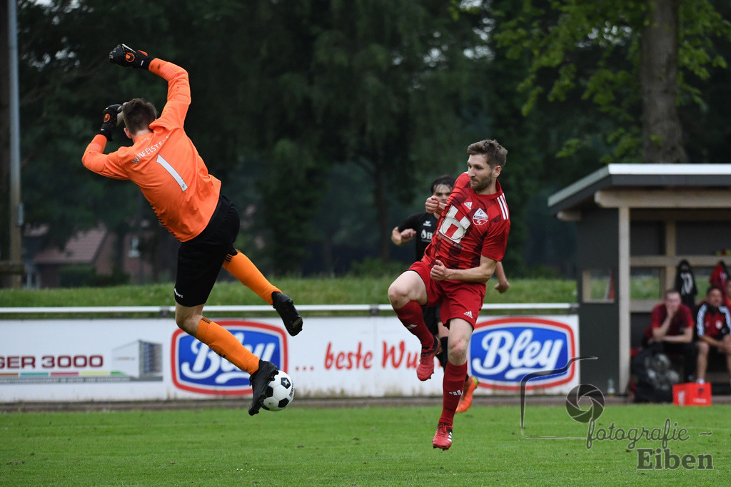 SVE Wiefelstede-TV Metjendorf | Herren Kreisliga; SVE Wiefelstede (schwarz)-TV Metjendorf (rot) am 31.05.2024; in Wiefelstede (Am Breeden), Photo: Philip Eiben 2024 - Realisiert mit Pictrs.com