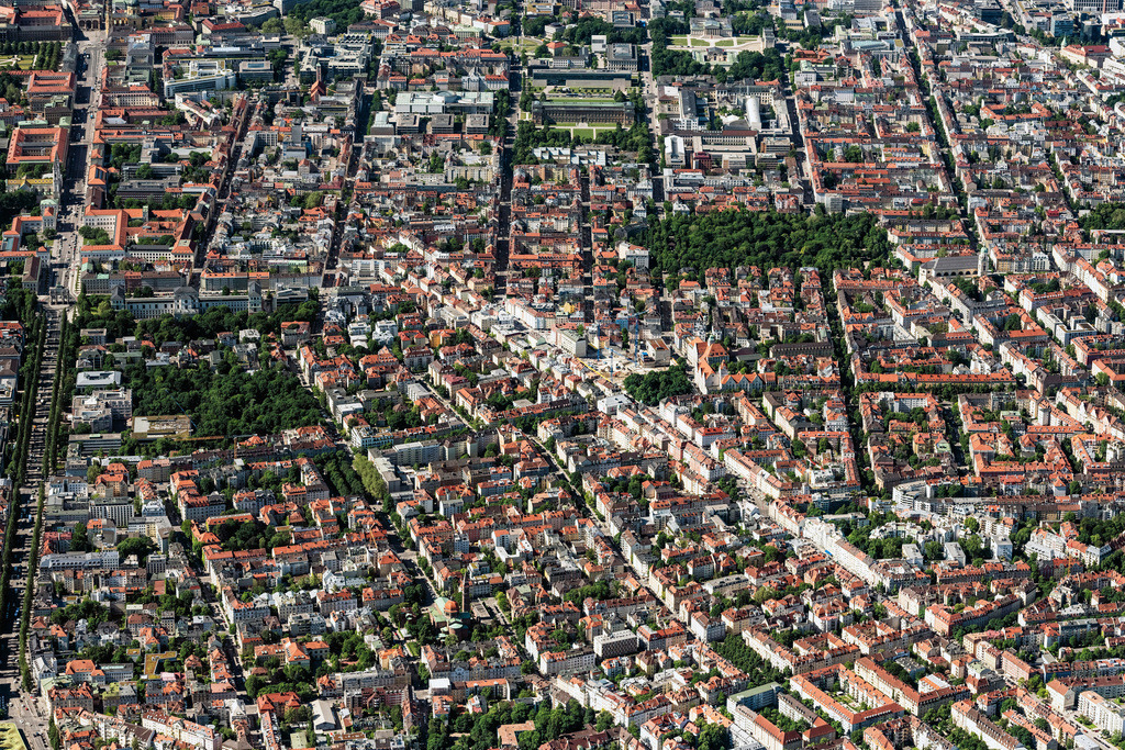 dr__0065279.jpg | MüNCHEN 15.06.2021 Stadtzentrum im Innenstadtbereich entlang der Ludwigstraße im Ortsteil Maxvorstadt in München im Bundesland Bayern, Deutschland. // The city center in the downtown area along the Ludwigstrasse in the district Maxvorstadt in Munich in the state Bavaria, Germany. Foto: Daniel Reiter
