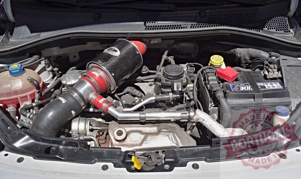 Powerful tuned engine showing its components under the hood | Open hood of a tuned car engine showing its performance parts - Realisiert mit Pictrs.com