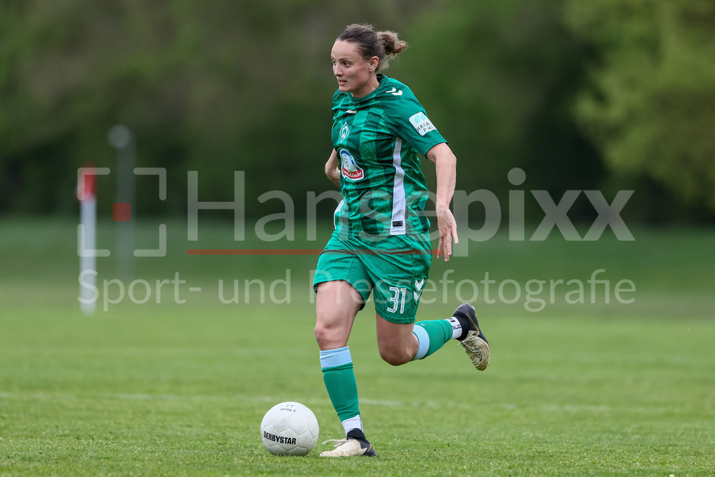 Fussball, Testspiel Frauen, ATS Buntentor - SV Werder Bremen | v.li.: Verena Wieder (SV Werder Bremen, 31) am Ball, Freisteller, Einzelbild, Ganzkörper, Aktion, Action, Spielszene