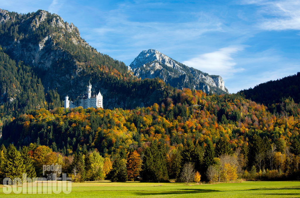 Schloss Neuschwanstein im goldenen Herbst | Schloss Neuschwanstein zeigt sich im goldenen Herbst inmitten einer farbenprächtigen Landschaft. Die warmen Herbstfarben verleihen dem berühmten Schloss eine ganz besondere Stimmung. - Realisiert mit Pictrs.com