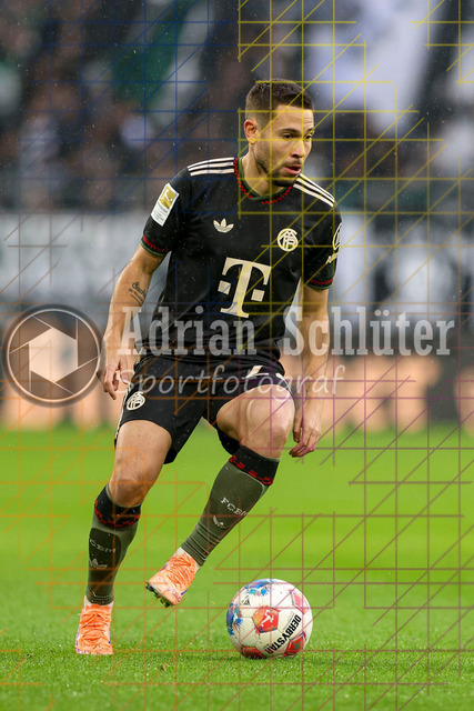 Borussia Mönchengladbach vs FC Bayern München - Bundesliga  | Mönchengladbach, Deutschland, 25.10.25:   Raphael Guerreiro (FC Bayern München) in Aktion am Ball, Einzelaktion waehrend des Spiels der Bundesliga zwischen Borussia Mönchengladbach vs FC Bayern München im Stadion im Borussia Park(Foto von Brauer-Fotoagentur / Adrian Schlueter)