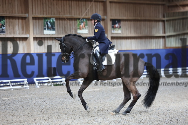 Zeutern_2024_Prfg.Nr.09_Dressurprfg.Kl.S_Amateure_Christina Berghaus-Kohoutek_San Salvador 36 (18) | Alle Fotos der Reiterjournal Fotografin Doris Matthaes im Reiterjournal Online-Fotoshop. - Realisiert mit Pictrs.com