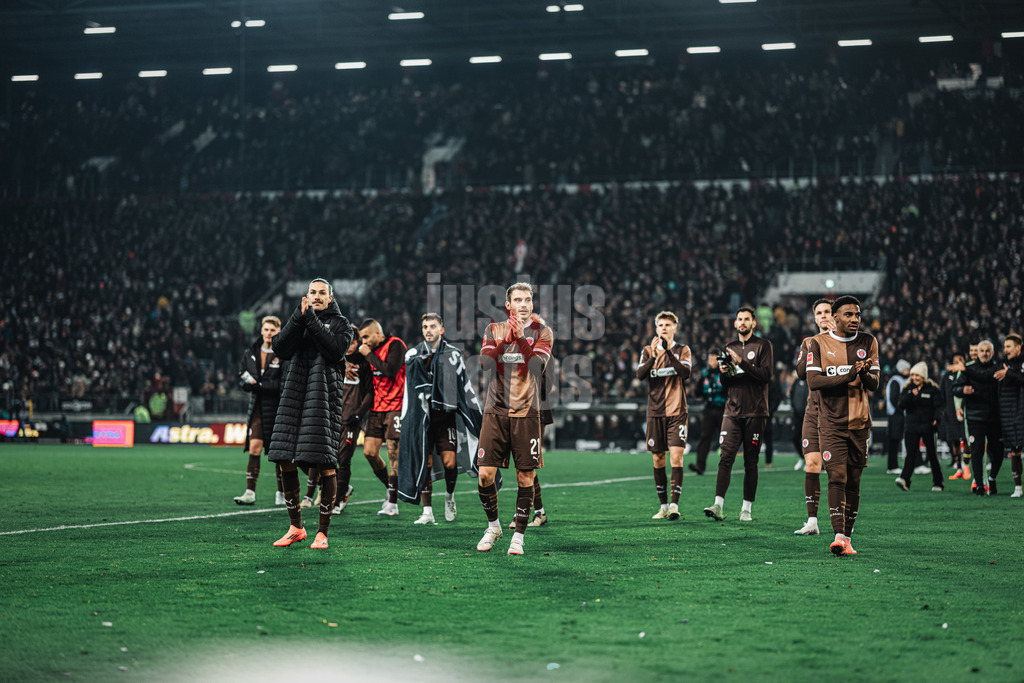 Fußball | Männer | Saison 2024/2025  | Fußball-Bundesliga | 12. Spieltag | FC St. Pauli vs. Holstein Kiel | 29.11.2024 | St. Pauli applaudiert den Fans nach dem Sieg