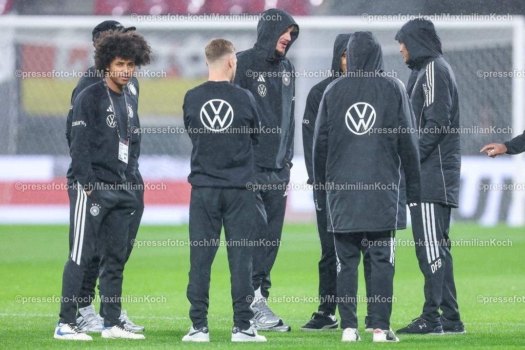 DFB17112501009 | 17.11.2025, Fußball, Länderspiel, WM-Qualifikation Europa, Deutschland - Slowakei, Red Bull Arena (Leipzig), 10. Spieltag, Saison 2025 2026: Karim Adeyemi (GER #14) Nick Woltemade (GER #11) Joshua Kimmich (GER #06)  bei der Platzbegehung im strömenden Regen vor dem SpielRegulations prohibit any use of photographs as image sequences and or quasi-video.