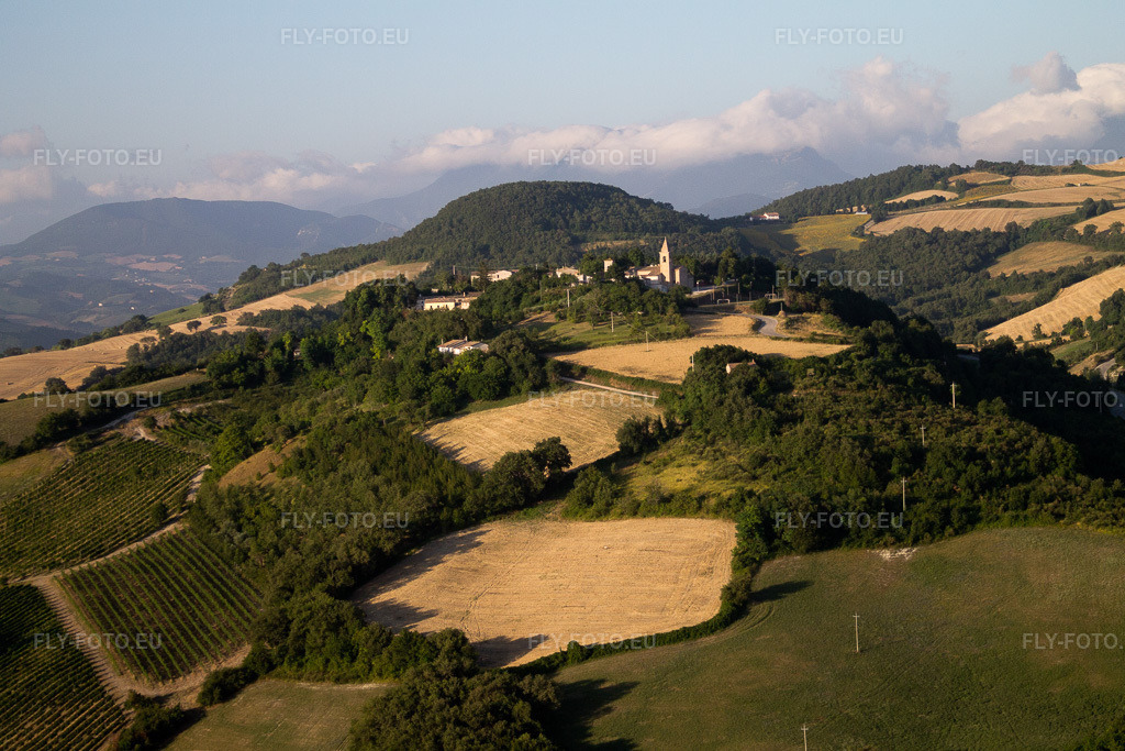 Vue aérienne: Vue de la ville à Isola di Fano dans le département Les Marches, Italie. Photo: IMG_43025.jpg prise le 15/07/2011 par Werner Riehm/FLY-FOTO.eu – Résolution de l'original: 4272 x 2848 px