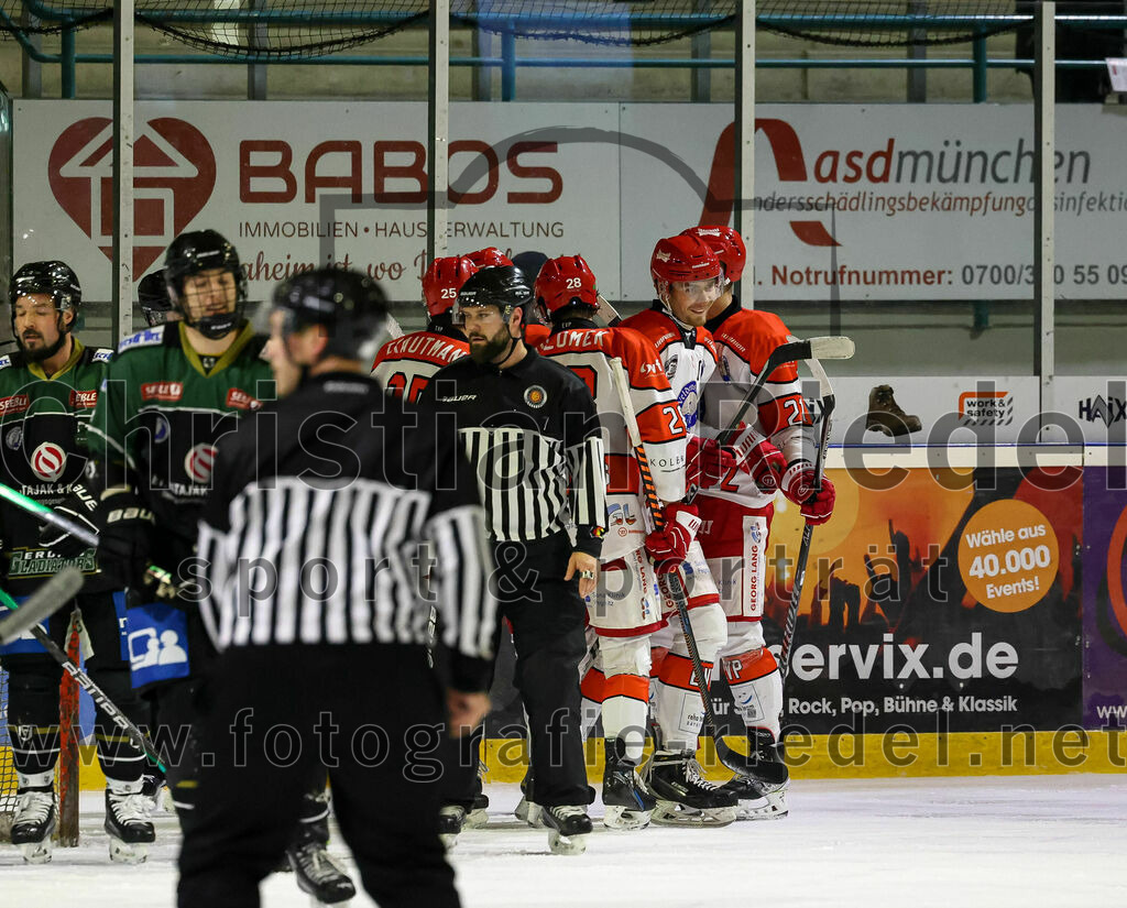 2022-12-02_062_TSV_Erding_gegen_EV_Pegnitz | Erding, Deutschland, 02.12.2022:
Eishockey, Bayernliga 2022 / 2023, 17. Spieltag, TSV Erding gegen EV Pegnitz, Endergebnis: 9:3

Leopold Trautmann (EV Pegnitz, #25), Ondrej Holomek (EV Pegnitz, #28), Roman Navarra (EV Pegnitz, #21)

Foto: Christian Riedel / fotografie-riedel.net