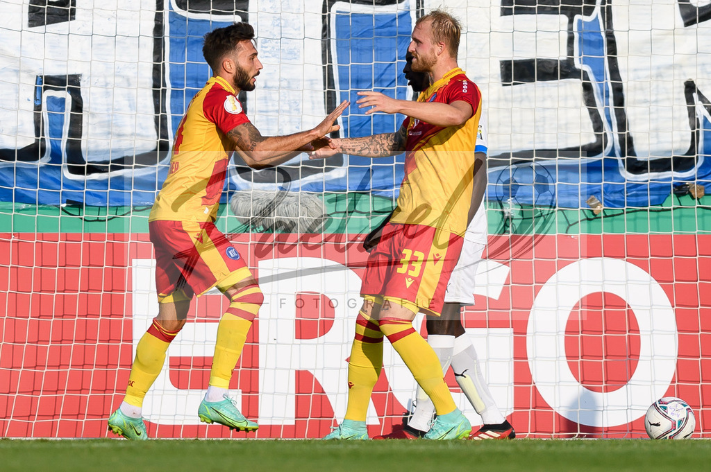 LOTKSC20210809_023 | Fussball, Herren: Fabian Schleusener (Karlsruher SC) Torjubel, jubelt nach seinem Treffer zum 0:1 mit Philipp Hofmann (Karlsruher SC) beim Spiel der 1. Runde im DFB-Pokal zwischen SF Lotte und Karlsruher SC im Stadion am Lotter Kreuz am 09.08.2021 in Lotte, Deutschland.DFB / DFL REGULATIONS PROHIBIT ANY USE OF PHOTOGRAPHS AS IMAGE SEQUENCES AND/OR QUASI-VIDEO. - Realisiert mit Pictrs.com