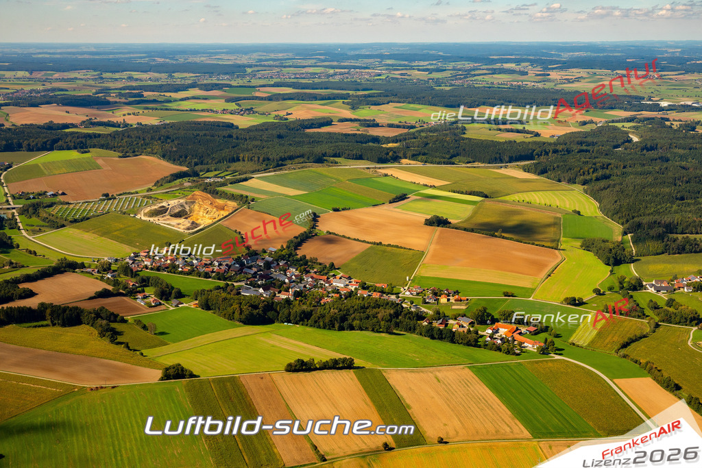 Das Luftbild zeigt : Oberhaselbach Mallersdorf-Pfaffenberg - Die Luftaufnahme wurde 2023 vom UL-Flugzeug aus erstellt ( keine Drohne ) - Hochauflösende Luftaufnahme - Für grossformatige Ausdrucke geeignet. Die Geschenkidee !Mit Lizenz und Bildrechte bestellbar