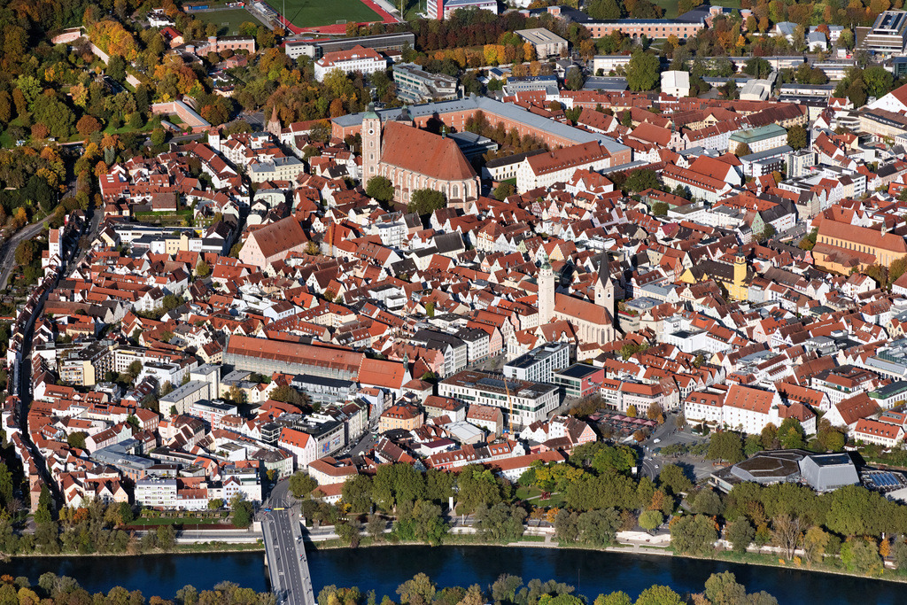 dr__0038634.jpg | INGOLSTADT 23.10.2023 Altstadtbereich und Innenstadtzentrum am Rathausplatz in Ingolstadt im Bundesland Bayern, Deutschland. // Old Town area and city center on place Rathausplatz in Ingolstadt in the state Bavaria, Germany. Foto: Daniel Reiter