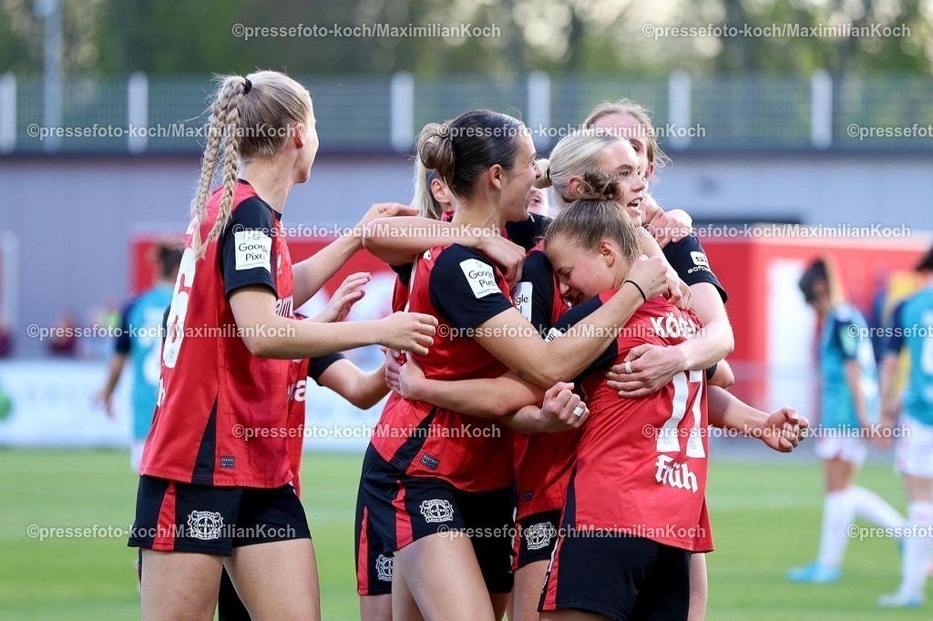 xssc14042501025 | 14.04.2025, xsscx, Frauen Fußball, Bayer 04 Leverkusen - 1. FC Köln, 1. Fußball Bundesliga, Ulrich-Haberland-Stadion, Saison 2024 2025: Die Mannschaft von Bayer Leverkusen freut sich nach dem Tor zum 1:1 DFB regulations prohibit any use of photographs as image sequences and or quasi-video.